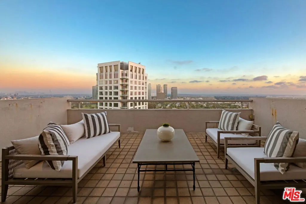 Los Angeles, California 90024, United States, 2 Bedrooms Bedrooms, ,5 BathroomsBathrooms,Residential,Active,237625