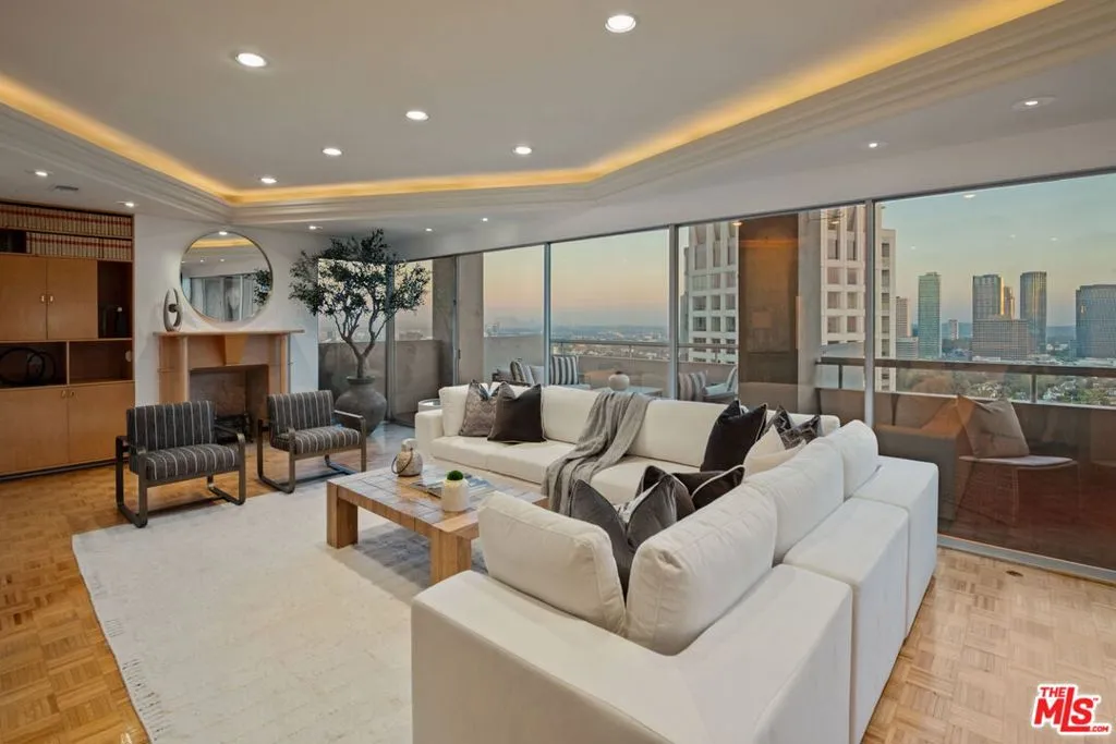 Los Angeles, California 90024, United States, 2 Bedrooms Bedrooms, ,5 BathroomsBathrooms,Residential,Active,237625