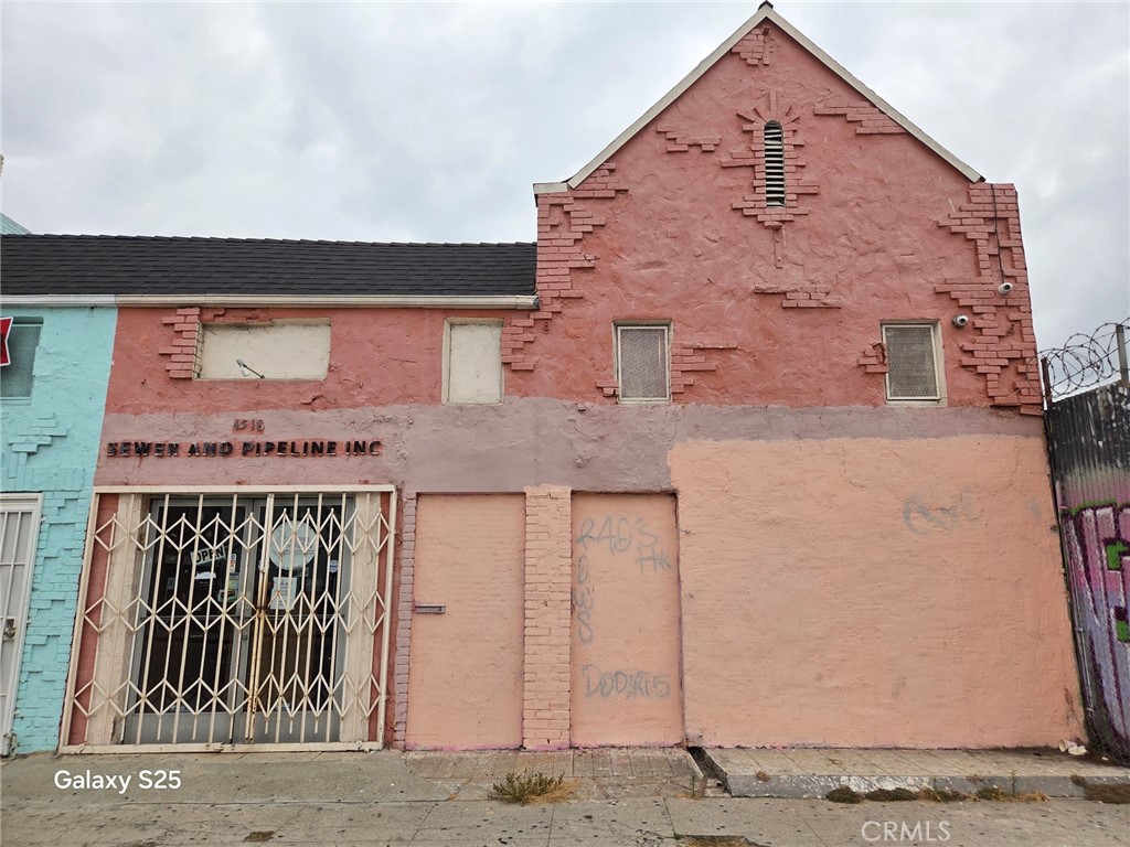 Unlock the potential of 4518–4522 S Vermont Ave, a 2,508 sq ft commercial building situated on a 5,752 sq ft lot in the dynamic Vermont Square neighborhood of Los Angeles. Zoned LAC2, this property offers excellent flexibility for a variety of commercial and mixed-use possibilities.
The building is comprised of three finished units, currently being used as offices for an established business, making it ideal for owner-users or investors looking for immediate rental income. Each unit is well-maintained and move-in ready.
At the rear of the property, a gated parking area with alley access provides added convenience and functionality—perfect for customer parking, deliveries, or potential future development (buyer to verify).