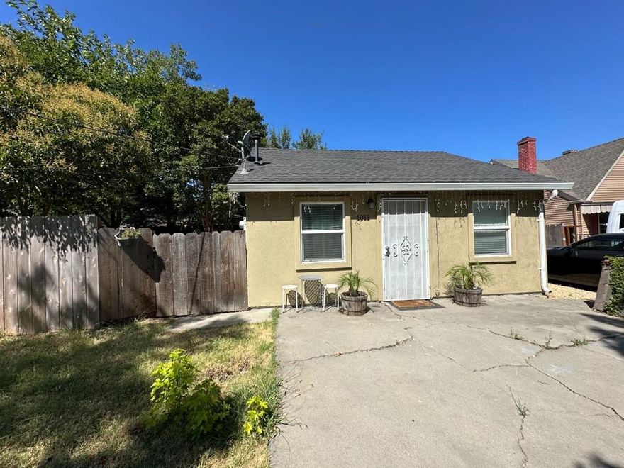 This 2br/1ba was sold to the tenants entered onto the MLS for comparable purposes only.