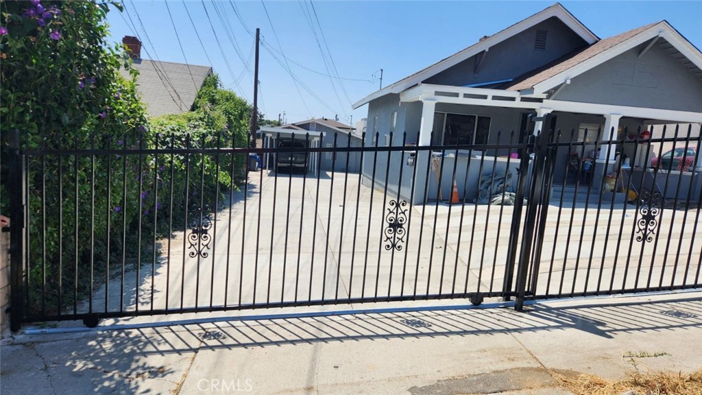 Fully occupied Los Angeles Triplex (929 & 929 1/2 & 931 Rowan). The subject property is located close to freeways and shopping center. The property is a great opportunity as an investment.
