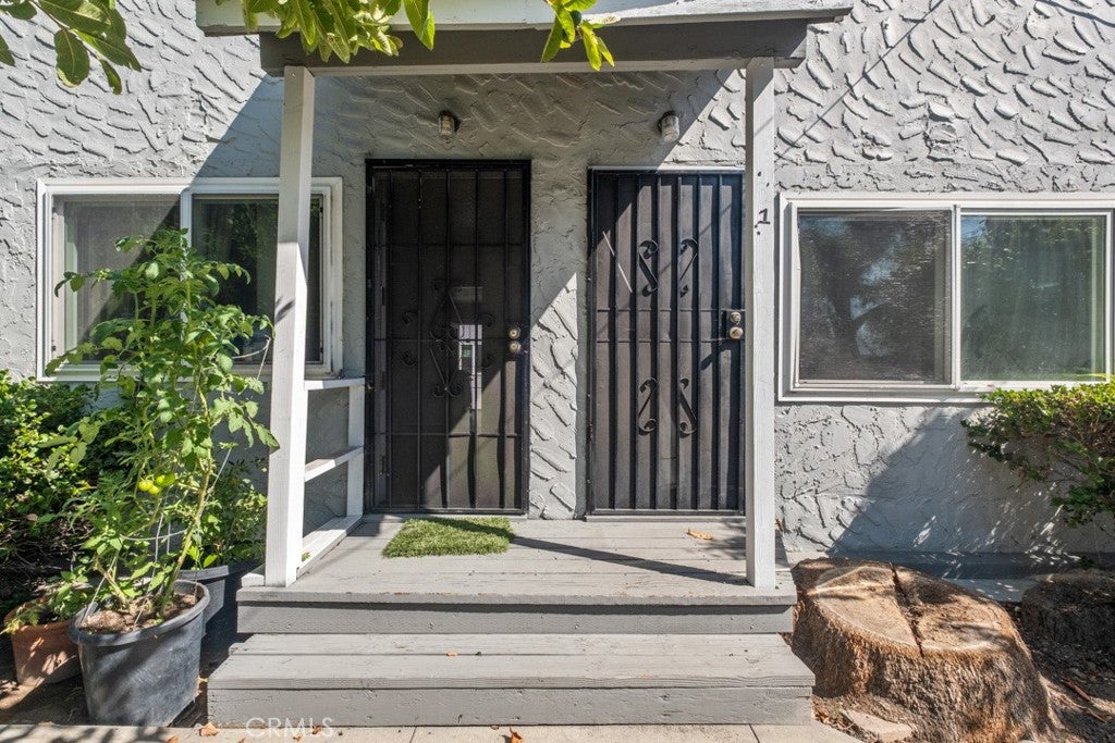 221 W Hillcrest Boulevard