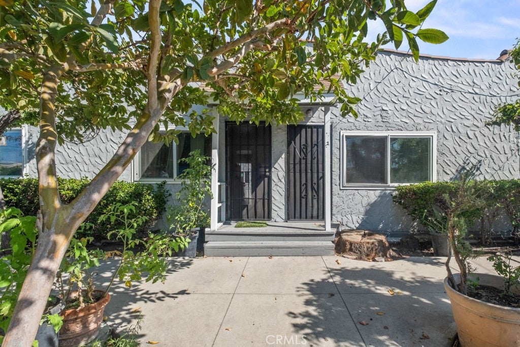221 W Hillcrest Boulevard