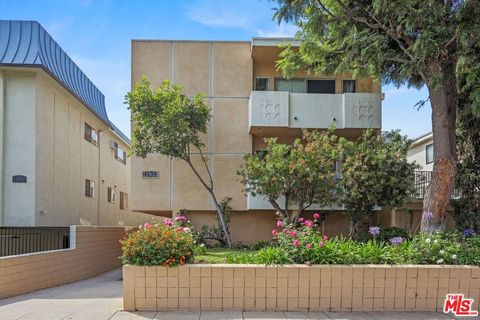 Photo of 11933 Darlington Ave #8, Los Angeles, CA 90049 (MLS # 25569117)