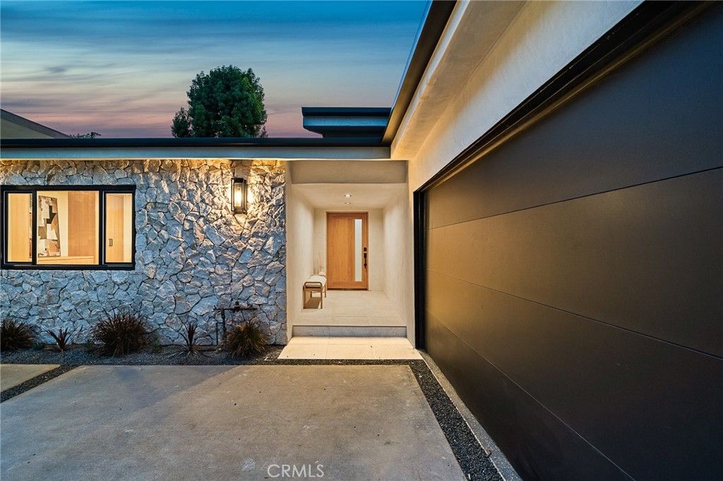 Photo of 5157 Woodley Avenue, Encino, CA 91436 (MLS # SR25217342)