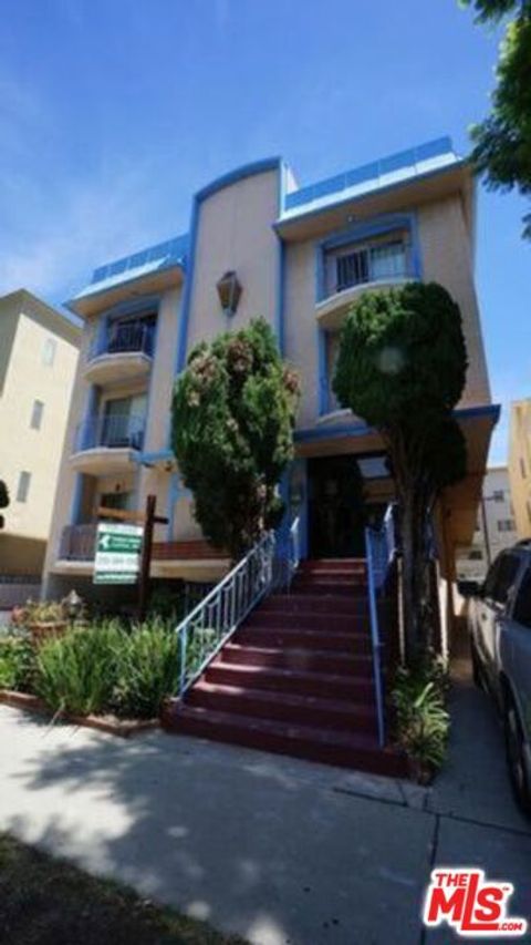 Photo of 1418 S BENTLEY Avenue #201, Los Angeles, CA 90025 (MLS # 26643555)