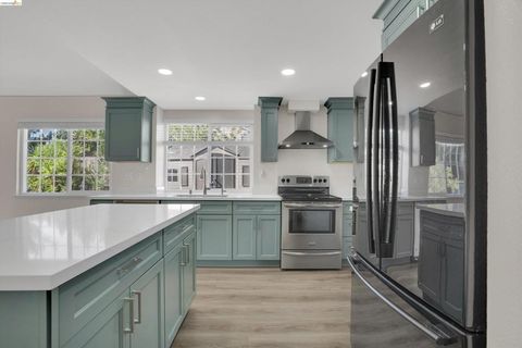 Photo of 2921 Honeysuckle Cir Cir, Antioch, CA 94531 (MLS # 41127944)