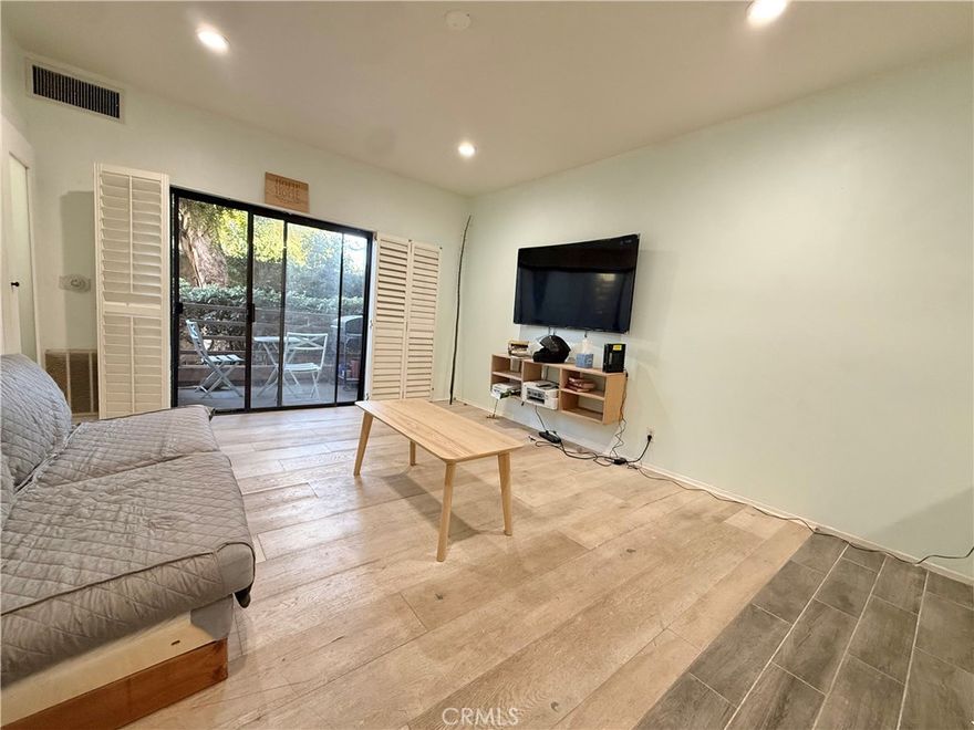 Welcome to the heart of Canoga Park!
This cozy lower-level end unit shares only one wall and is just steps from the pool and spa. Featuring 1 bedroom, 1 bath, and 619 sq. ft., it offers a bright, open layout with plenty of natural light and a comfortable flow throughout.
The bathroom includes a Spanish-style shower, and the unit is located in a well-kept complex of only 60 homes with community laundry and elevator access. Small pets allowed, and the low HOA covers water, trash, and earthquake insurance.
Conveniently located near Topanga Mall, The Village, Topanga Social, restaurants, and public transportation, this home offers comfort, value, and a fantastic Warner Park location.