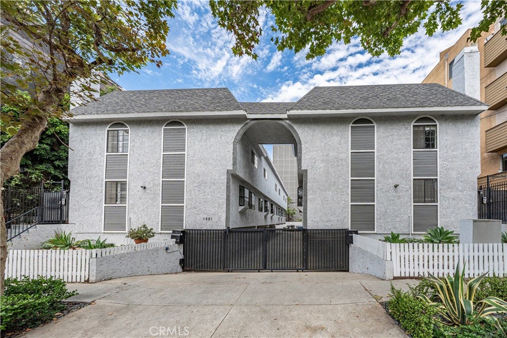 1221 N Sycamore AVE