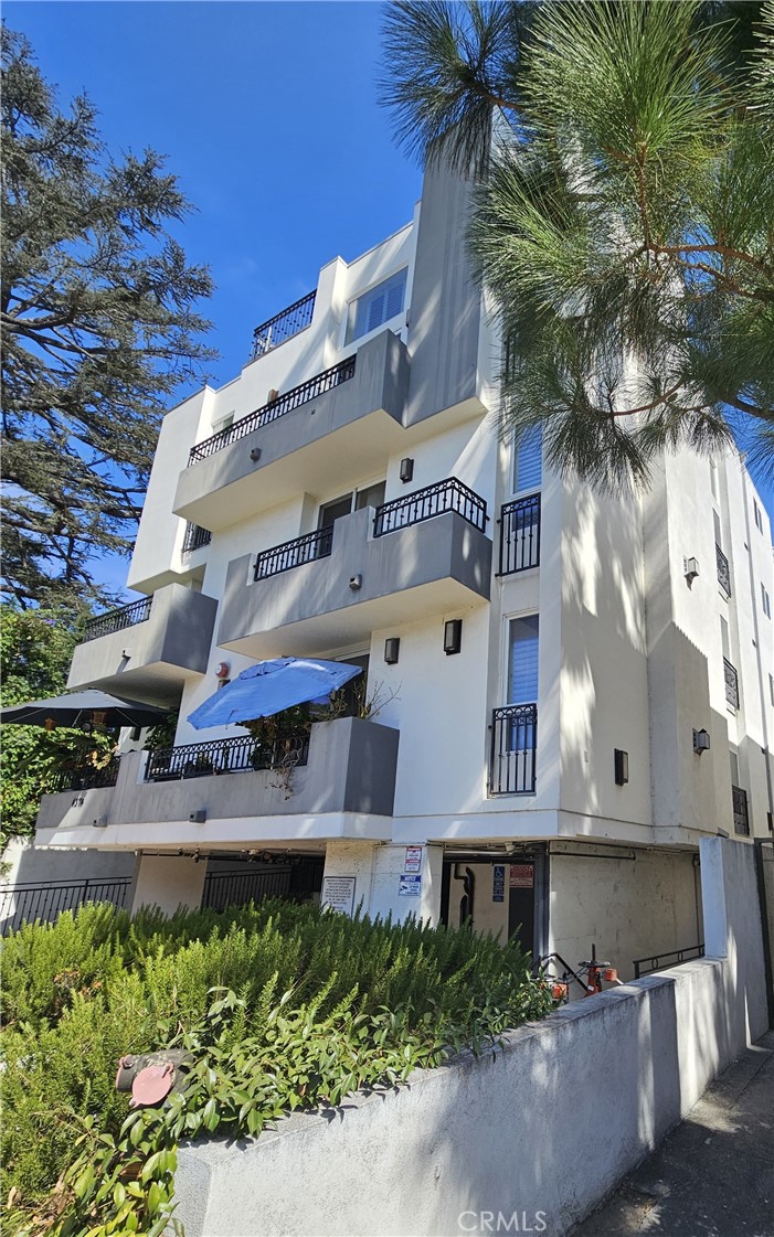A newer luxurious condominium complex in Colfax Meadows near CBS & Universal Studios! Elegant 6 units building on a side street. Private elevator leads to each unit. This architectural contemporary demonstrates sophistication and stylish beauty. This condo has ample natural light and great energy. We are in prestigious Carpenter School district! Please call agent to tour this condominium.