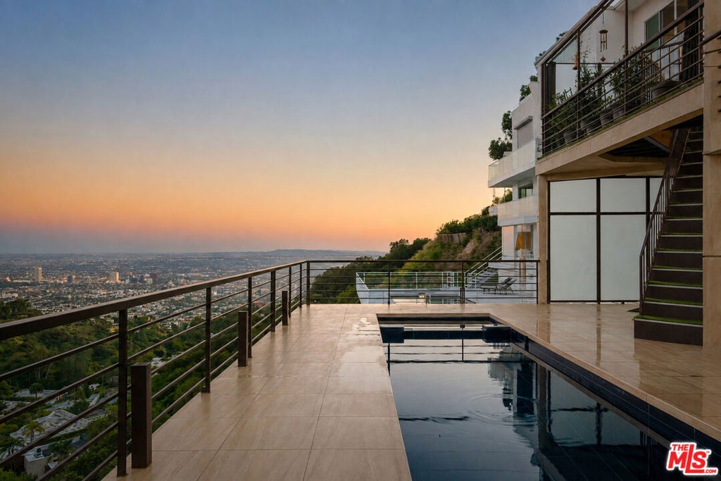 2189 Sunset Plaza Drive