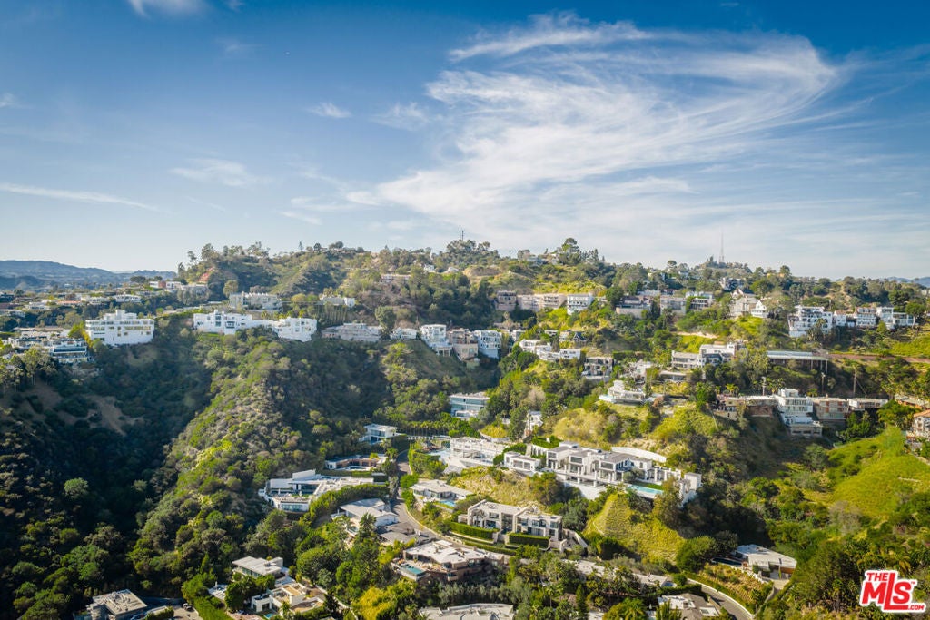 2189 Sunset Plaza Drive