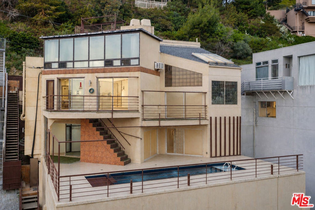 2189 Sunset Plaza Drive