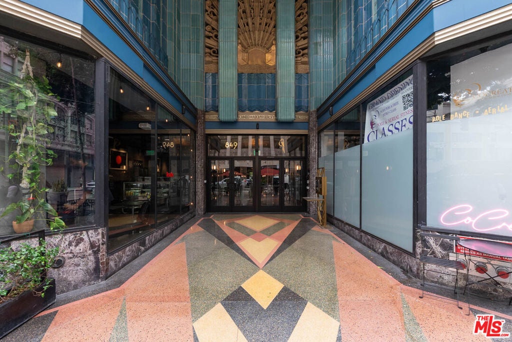 849 S Broadway M09
