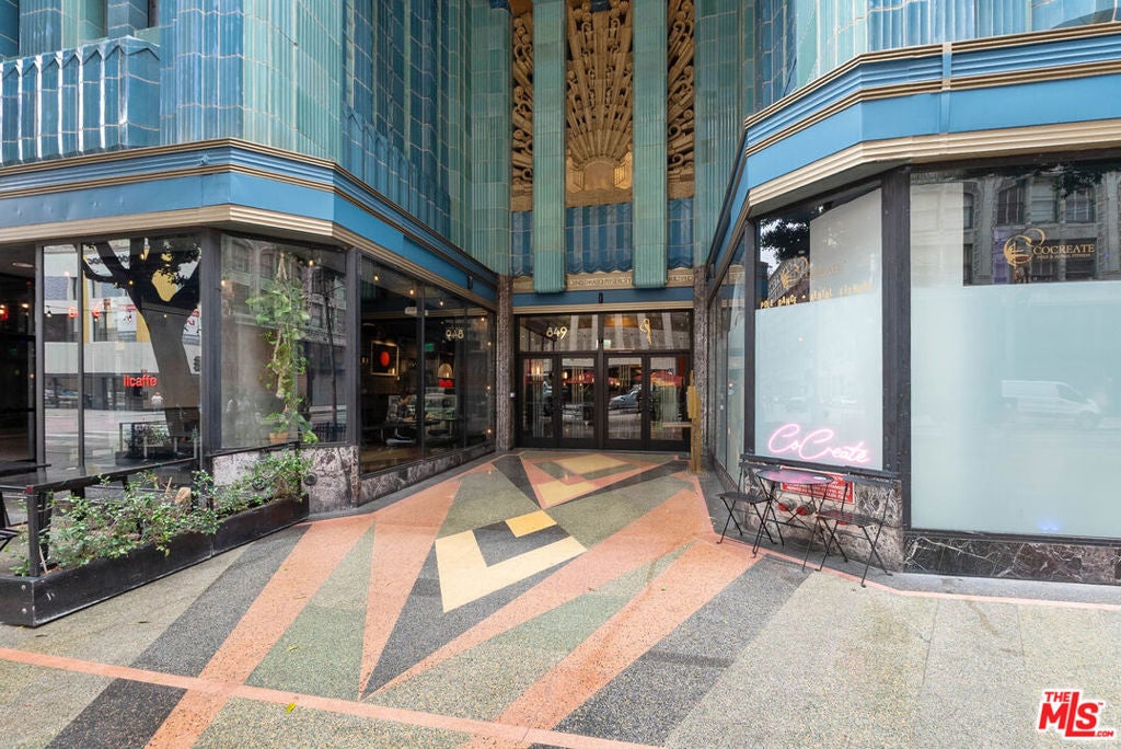 849 S Broadway M09