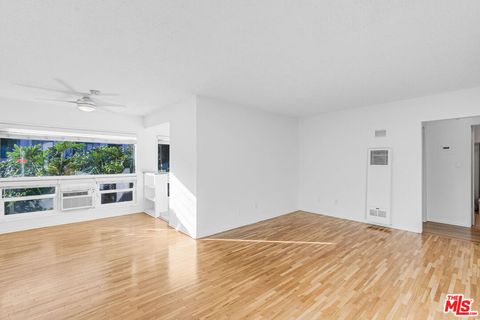 Photo of 122 N CROFT Avenue #1, Los Angeles, CA 90048 (MLS # 25627113)