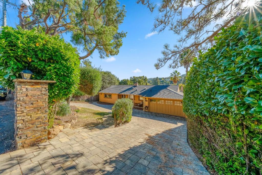 772 Knoll Drive