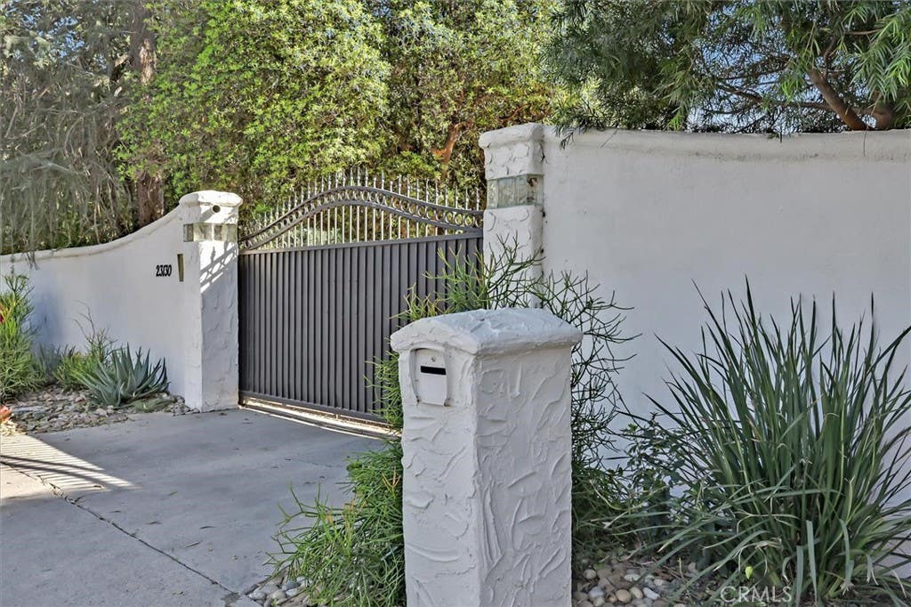 Photo of 23130 Oxnard Street, Woodland Hills, CA 91367 (MLS # SR26044598)