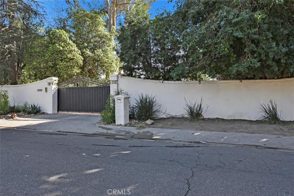 Photo of 23130 Oxnard Street, Woodland Hills, CA 91367 (MLS # SR26044598)