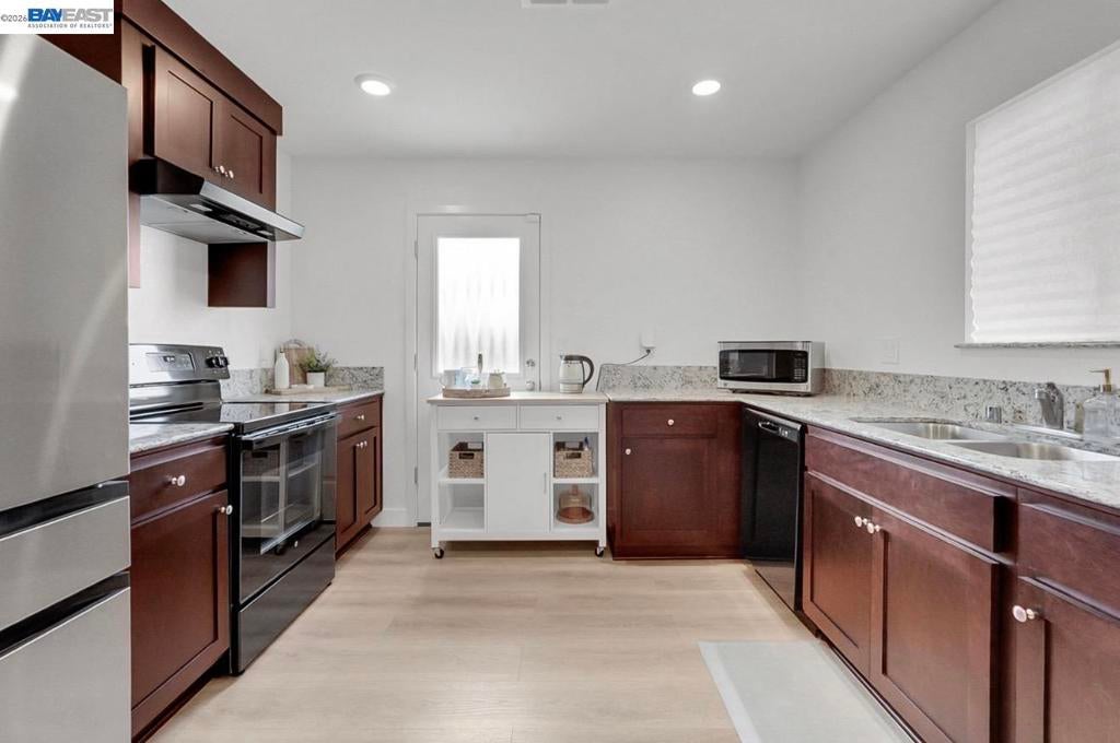 698 Keng Crt.
