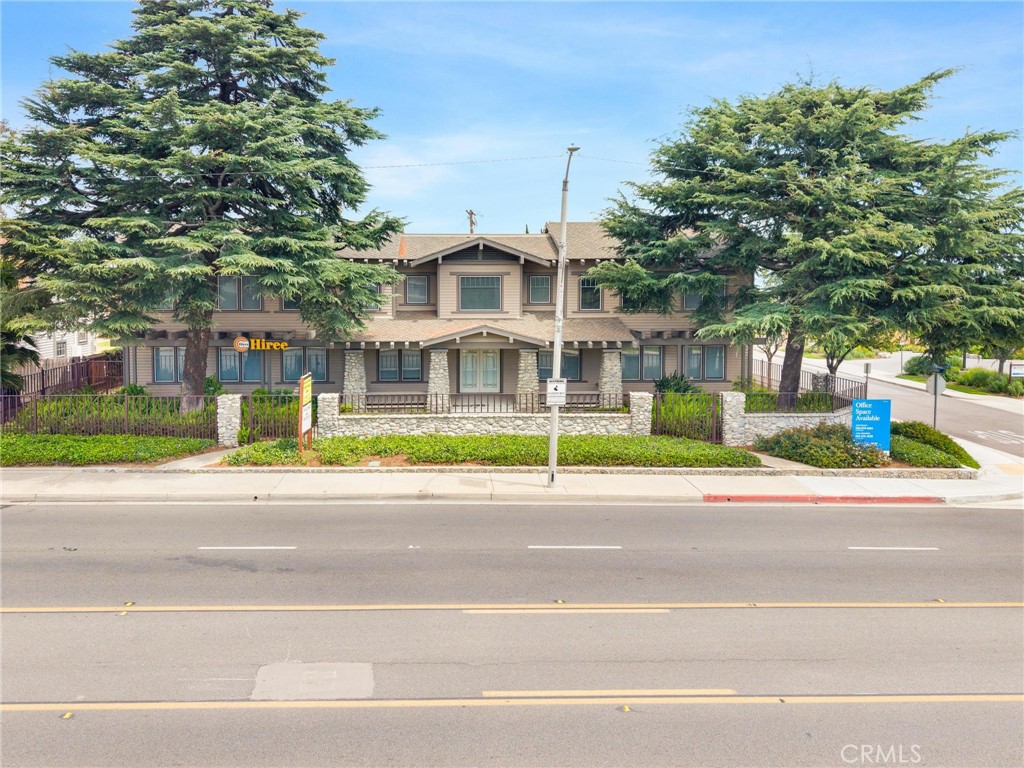 437 N Riverside