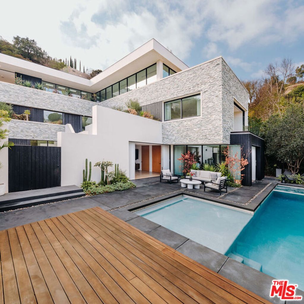 Photo of 7681 Willow Glen Road, Los Angeles, CA 90046 (MLS # 25570079)