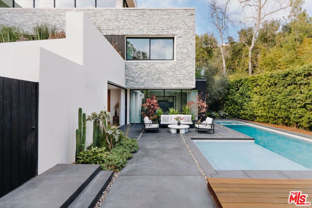 Photo of 7681 Willow Glen Road, Los Angeles, CA 90046 (MLS # 25570079)