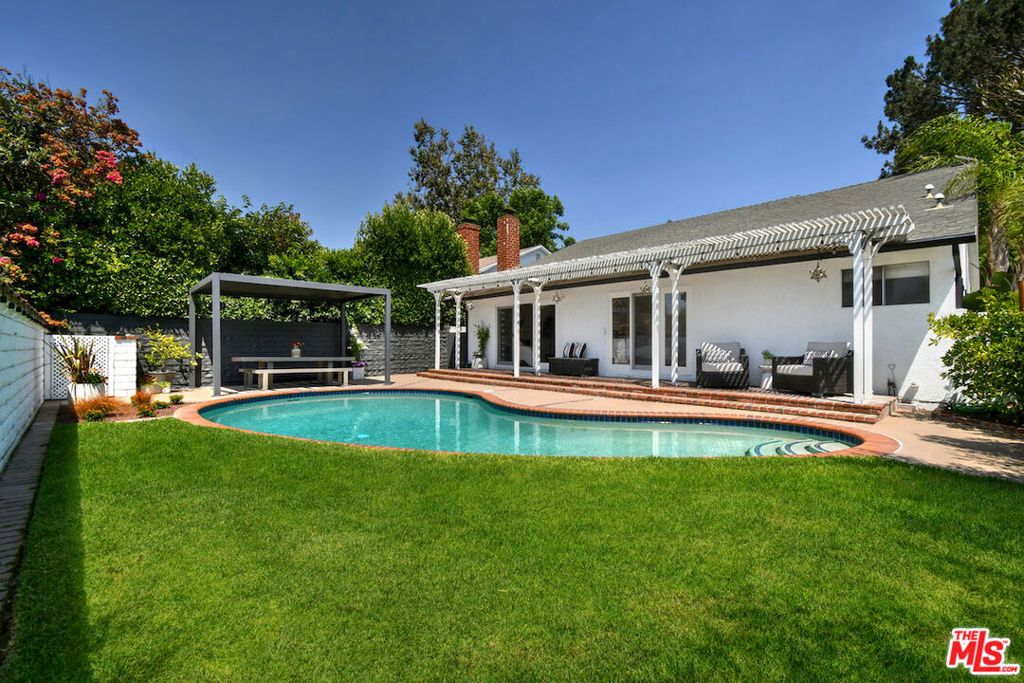 Photo of 12614 Morrison Street, Valley Village, CA 91607 (MLS # 25601539)
