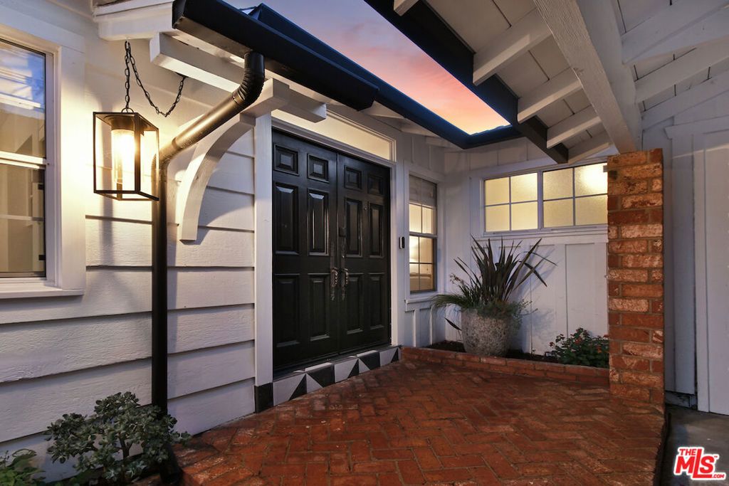 Photo of 12614 Morrison Street, Valley Village, CA 91607 (MLS # 25601539)