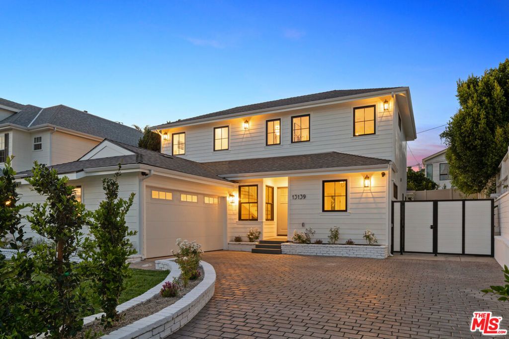 Photo of 13139 Lake Street, Los Angeles, CA 90066 (MLS # 26725875)