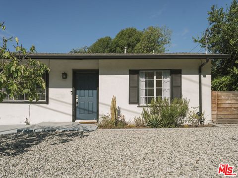 Photo of 917 N Avenue 51 Ave, Los Angeles, CA 90042 (MLS # 26664517)