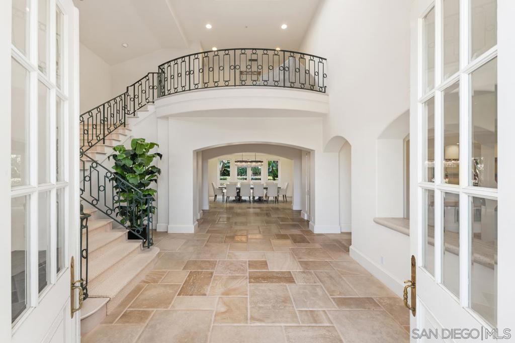 16429 Avenida de los Olivos