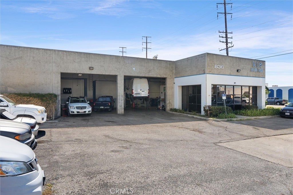 836 W Angus