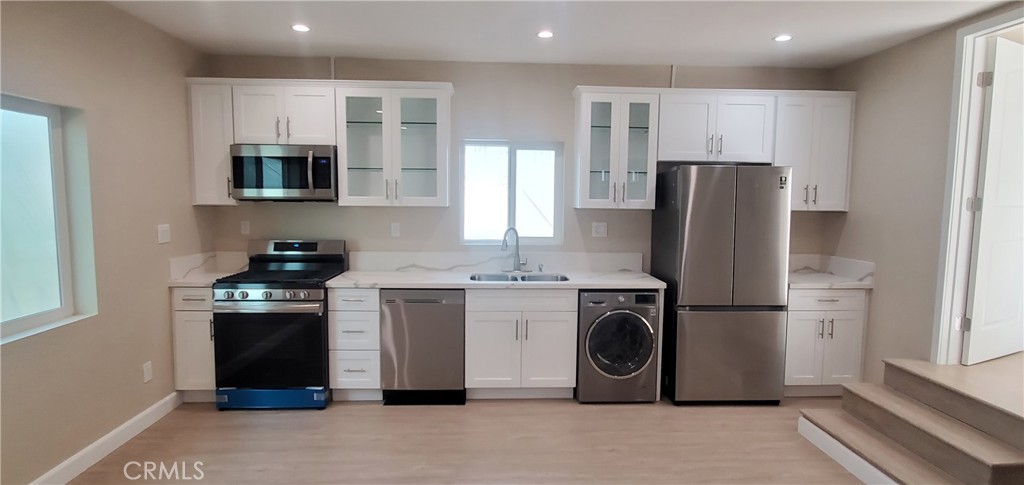 Beautiful one bedroom one bath unit in a very desirable area of Woodland Hills. Bright and modern kitchen with magnificent Quartz countertops, two split AC systems, stainless-steel appliances including private washer/dryer, LED lighting throughout, laminate wood floors throughout. Permitted ADU has its own address, mailbox, power, gas, private patio and private entrance. Water is included! Outstanding location, minutes away from restaurants, Topanga mall and Westfield village.