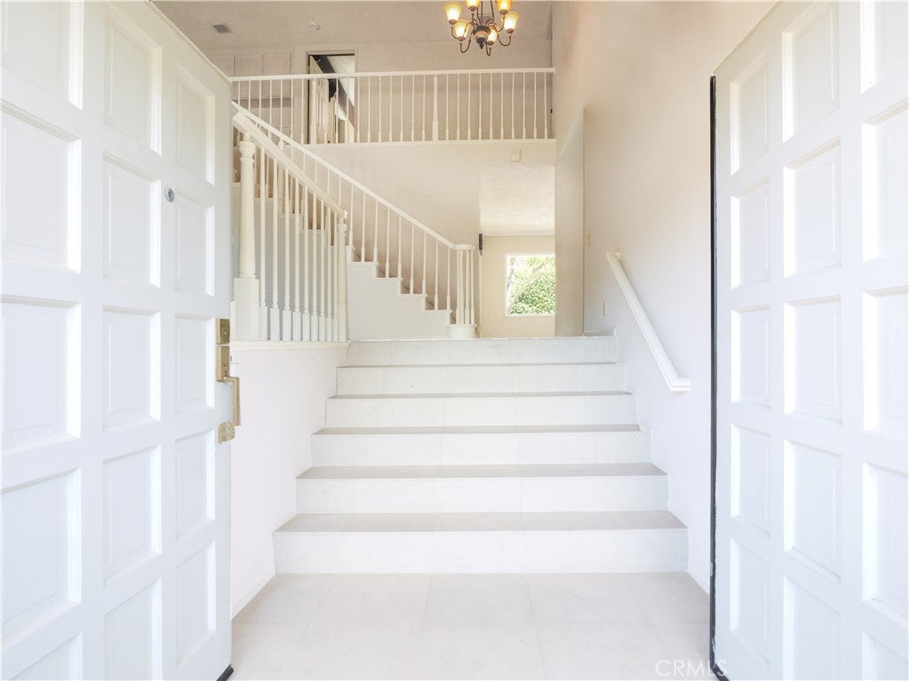 5465 Valley View