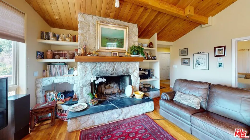 Ventura, California 93001, United States, 3 Bedrooms Bedrooms, ,2 BathroomsBathrooms,Residential,Active,183134