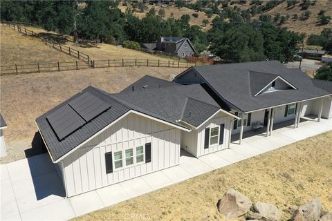 Photo of 25904 Bear Valley Rd, Tehachapi, CA 93561 (MLS # SR26045558)