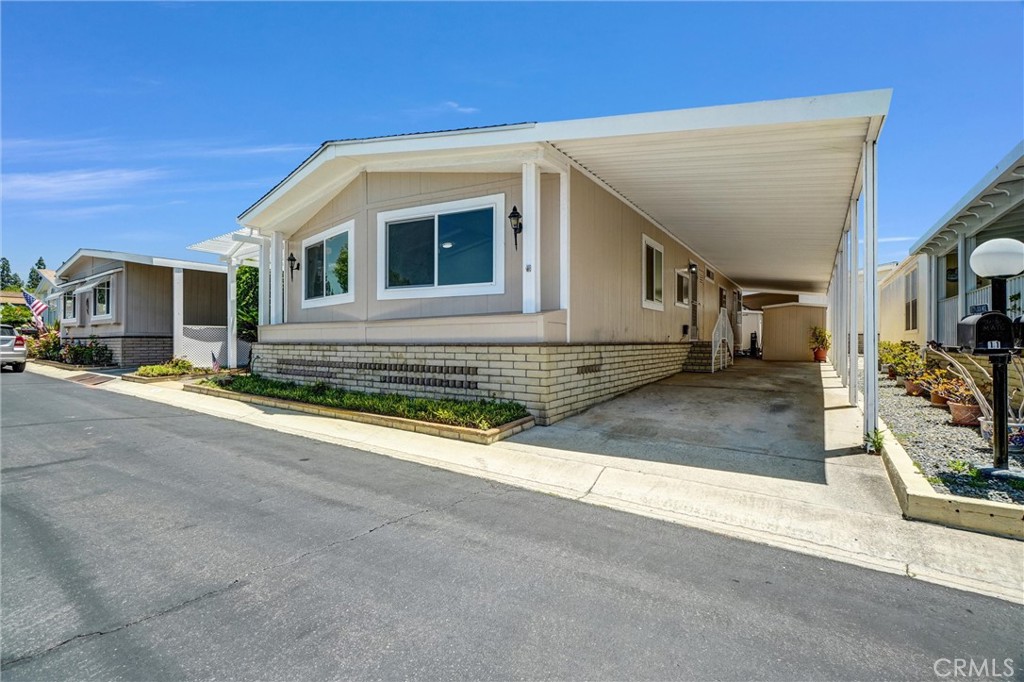 5200 Irvine Boulevard 11