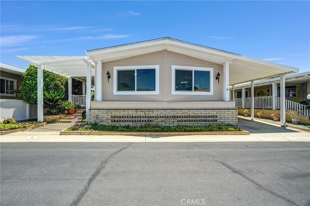 5200 Irvine Boulevard 11