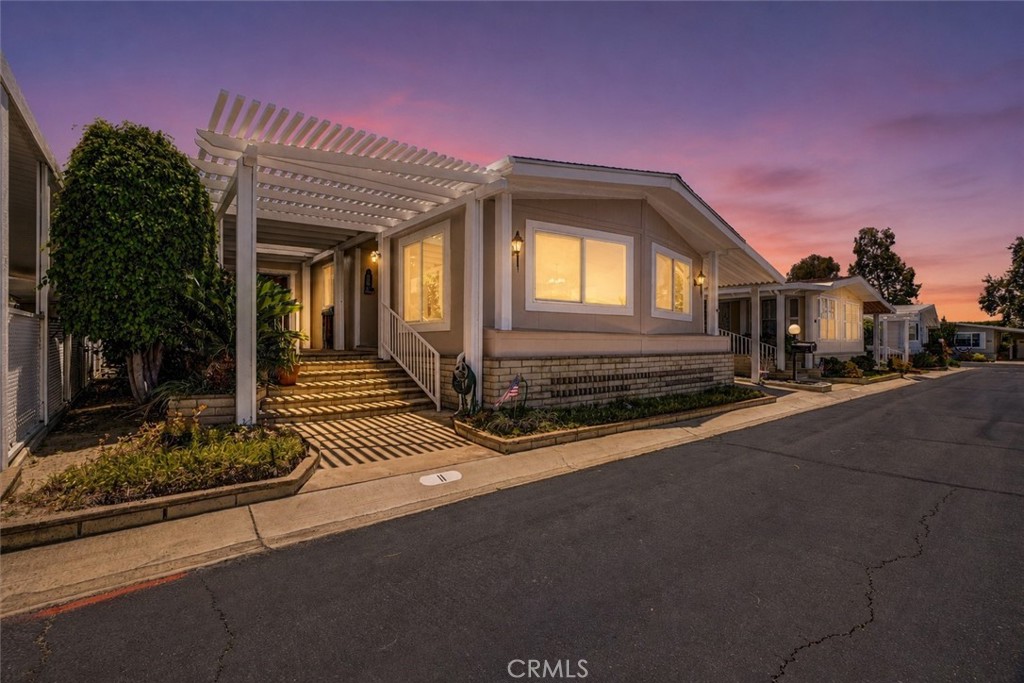 5200 Irvine Boulevard 11