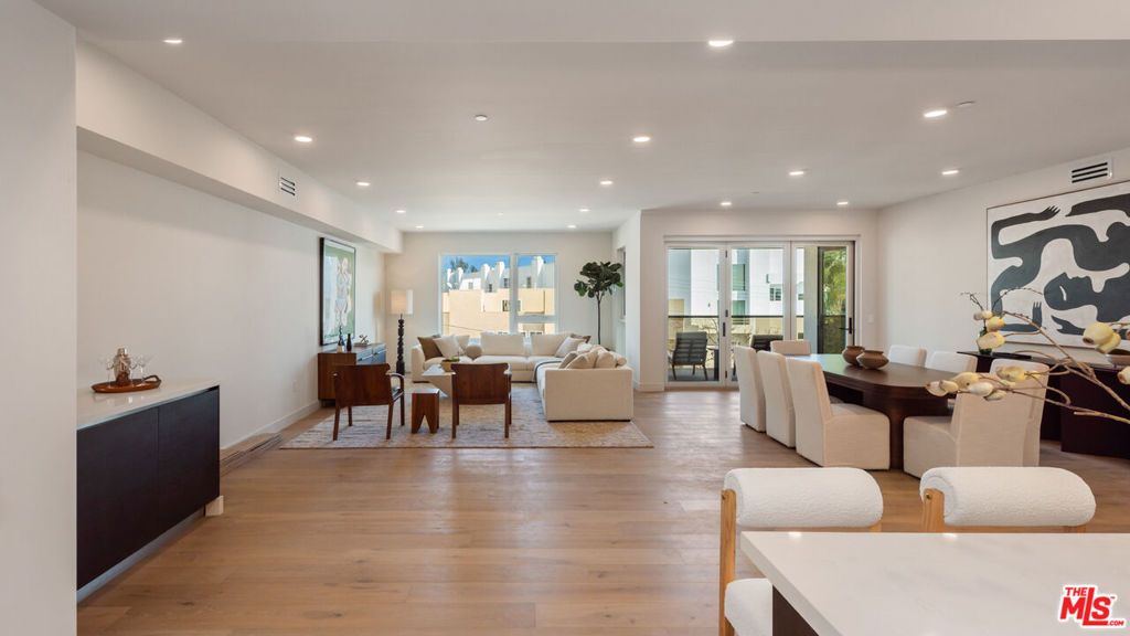 Photo of 505 Barrington Ave #302, Los Angeles, CA 90049 (MLS # 25511035)