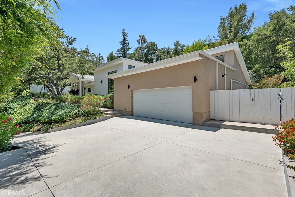 Properties 3 3843 Hayvenhurst Avenue