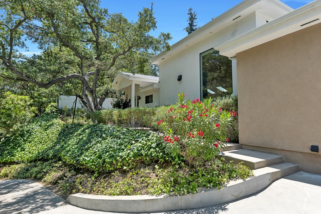 Properties 4 3843 Hayvenhurst Avenue