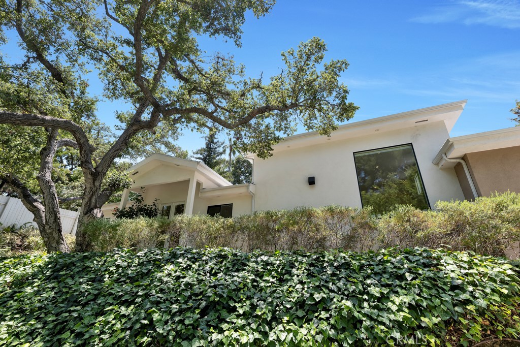 Properties 2 3843 Hayvenhurst Avenue