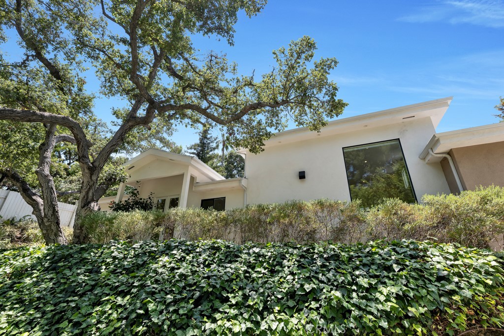 Properties 3 3843 Hayvenhurst Avenue