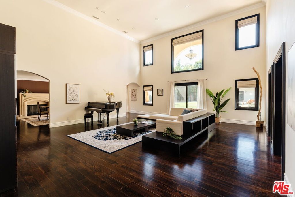 Photo of 17236 Weddington Street, Encino, CA 91316 (MLS # 26669743)