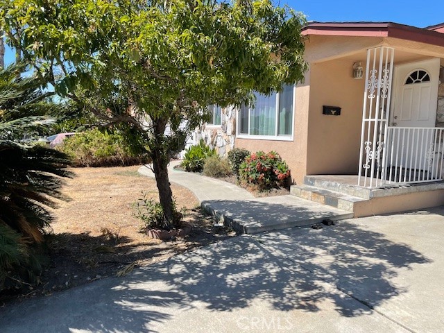 Cozy 3 bedrooms and 2 baths single family house in Pomona. New Roof was installed in July 2025. Easy-accessed to Fwy 60 and Fwy 71. The house is located nearby Chino and Chino Hills and is conveniently close to restaurants, supermarkets and shopping center. Decent backyard for the family entertainments . Do not miss this hidden gem!!!
