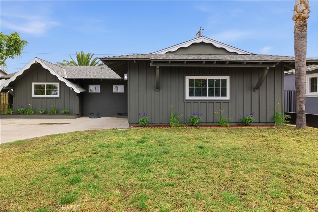 1261 E Balsam
