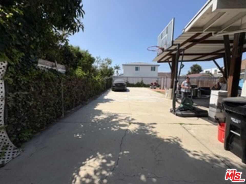 1528 W 36th Street