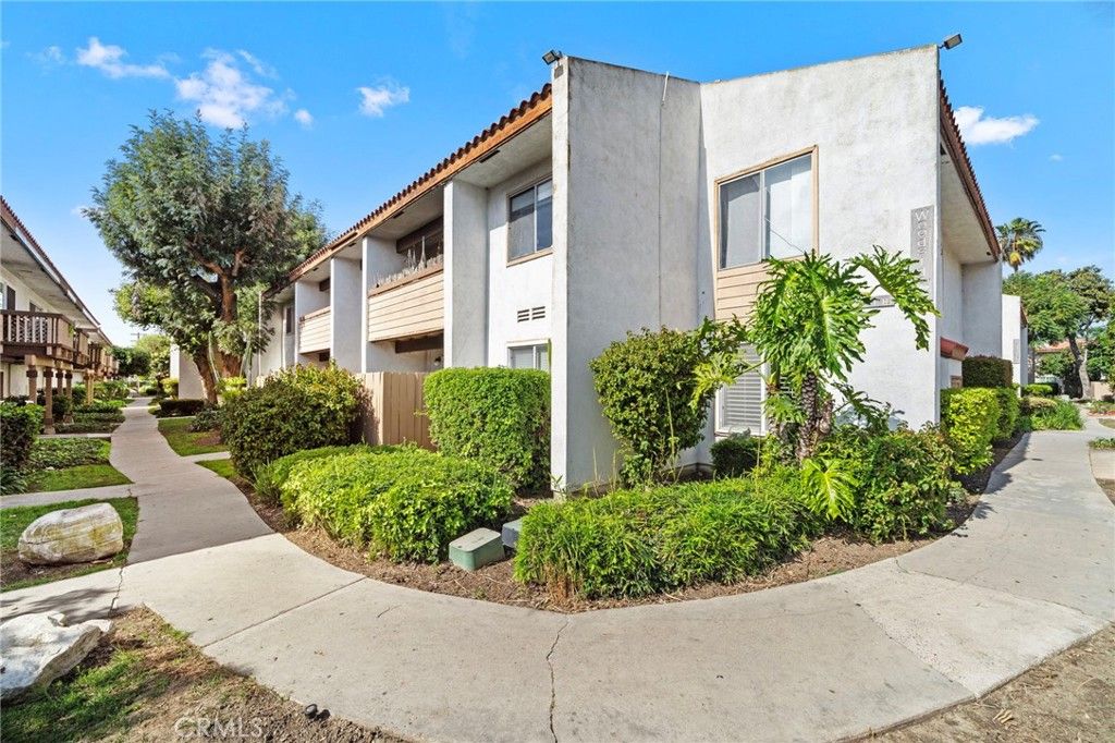 Photo of 2521 W Sunflower Ave, Santa Ana, CA 92704 (MLS # NP26035198)